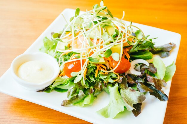 Insalata di carne di salmone affumicata