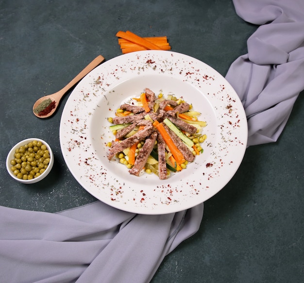 Insalata di carne saltata con fagiolini.