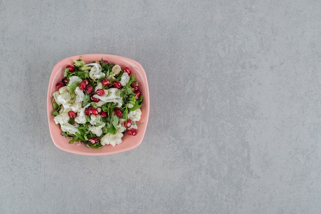 Insalata di cavolfiore con erbe e semi di melograno.