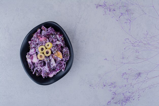 Insalata di cavolo cappuccio viola e cipolla in un piatto