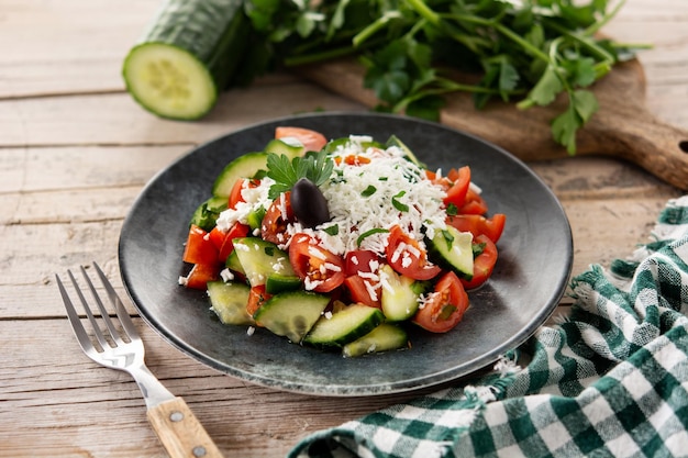 Insalata di cavolo cinese sana in piatto sulla tavola di legno