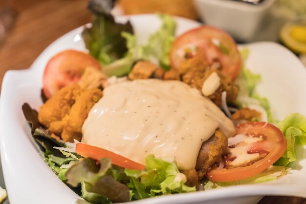 Insalata di cesare con pollo fritto