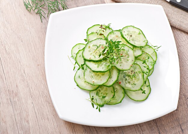 Insalata di cetrioli freschi