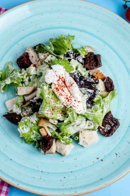 Insalata di erbe condita con panna acida