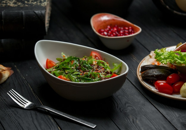 Insalata di erbe stagionali con verdure miste