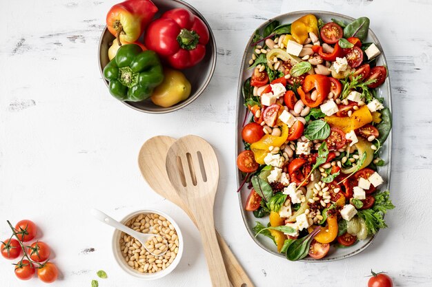 Insalata di fagioli arrosto e burro con condimento di harissa su sfondo bianco