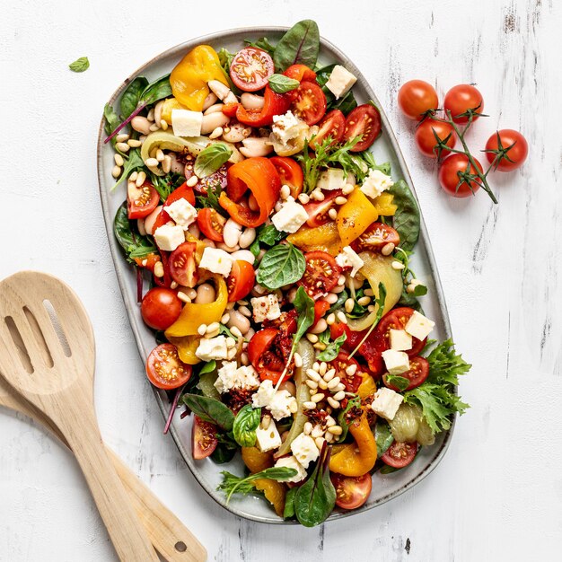 Insalata di fagioli arrosto e burro con condimento di harissa su sfondo bianco