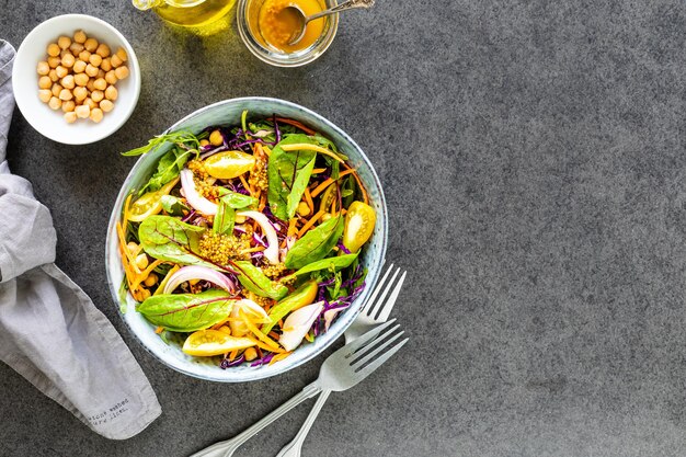 Insalata di frutta e verdura fresca in un piatto su uno sfondo di pietra nera Vista dall'alto