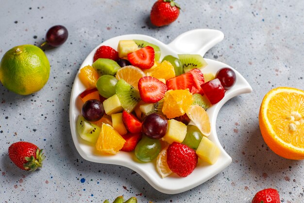 Insalata di frutta fresca e bacche, mangiare sano.