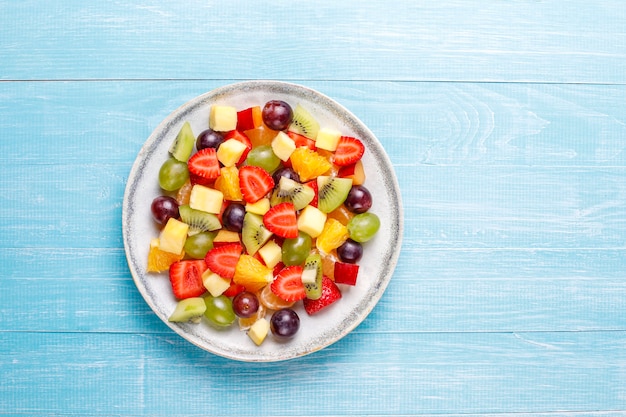 Insalata di frutta fresca e bacche, mangiare sano.