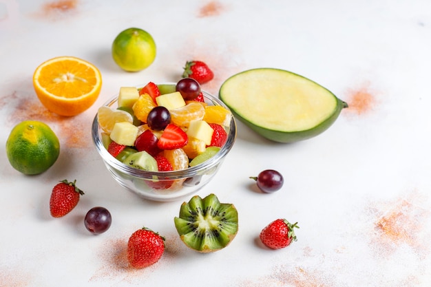 Insalata di frutta fresca e bacche, mangiare sano.
