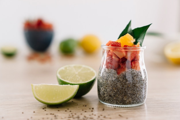 Insalata di frutta in vaso di vetro con un limone