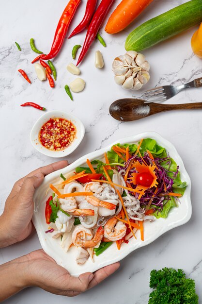 Insalata di frutti di mare mista fresca, cibo piccante e tailandese.