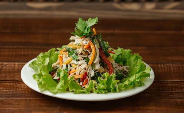 Insalata di funghi di pollo tritata e tritata con peperoni colorati e prezzemolo fresco