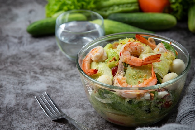 Insalata di gamberi Cesare con deliziosi gamberi Concetto di cibo sano.