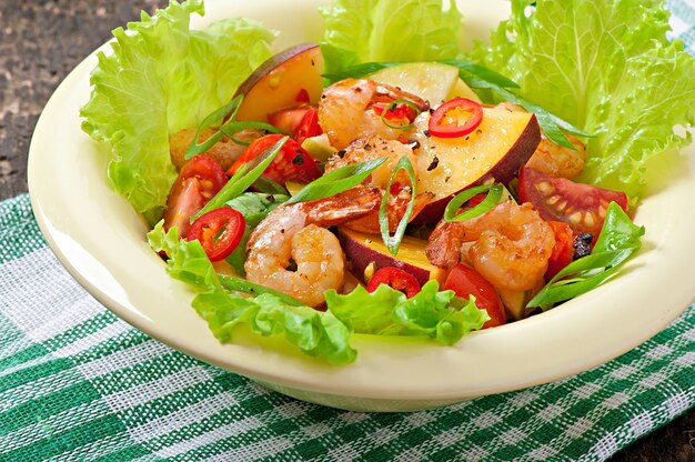 Insalata di gamberi con pesche, pomodoro, avocado e lattuga