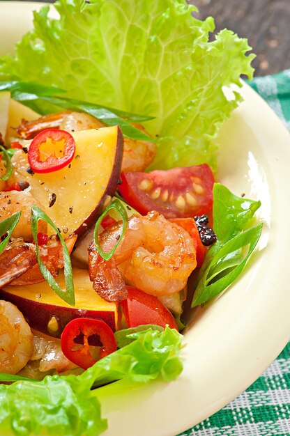 Insalata di gamberi con pesche, pomodoro, avocado e lattuga