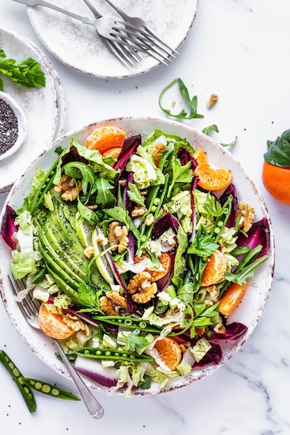 Insalata di keto con clementine e cibo sano di avocado