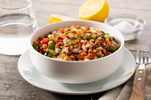 Insalata di lenticchie con cipolla e carote in una ciotola