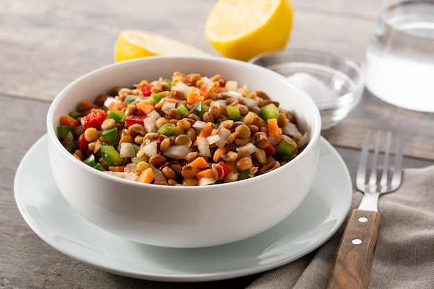 Insalata di lenticchie con cipolla e carote in una ciotola