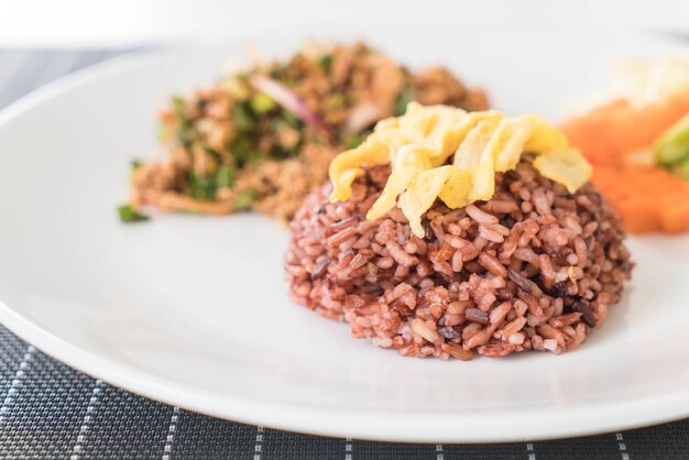 Insalata di maiale spezzettata piccante con riso alla bacca