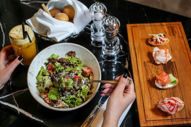 Insalata di manzo con ingredienti