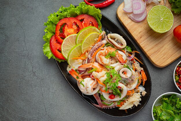 Insalata di mare mista piccante con ingredienti alimentari tailandesi.