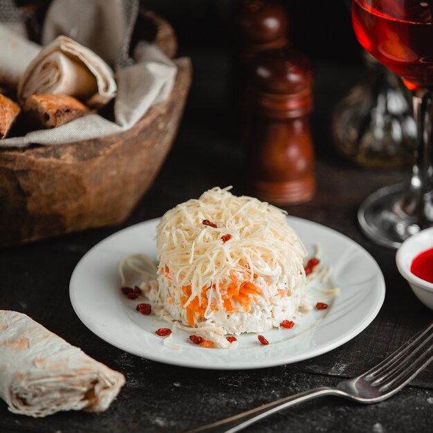 Insalata di mimoza con melograno nel piatto