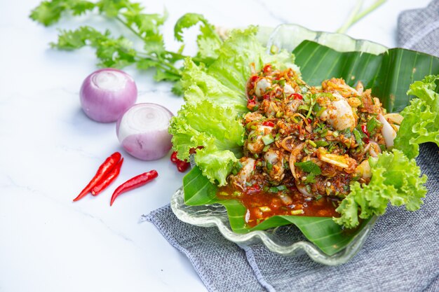 Insalata di ostriche fresca piccante e ingredienti alimentari tailandesi.