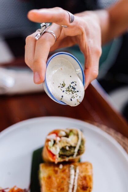 insalata di pasto vegetariano vegano sano colorato nella luce del giorno naturale del caffè estivo