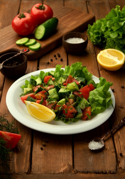 Insalata di pastore Choban con pomodoro, cetriolo, erbe e limone