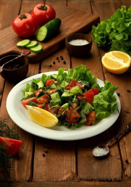 Insalata di pastore Choban con pomodoro, cetriolo, erbe e limone