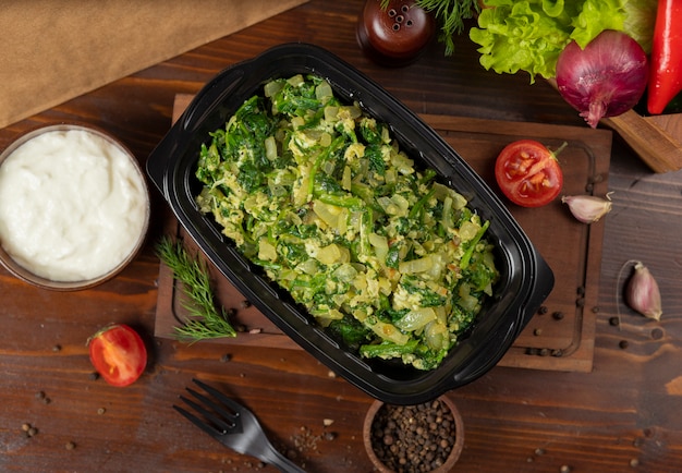 Insalata di patate con uova, erbe e verdure tritate.