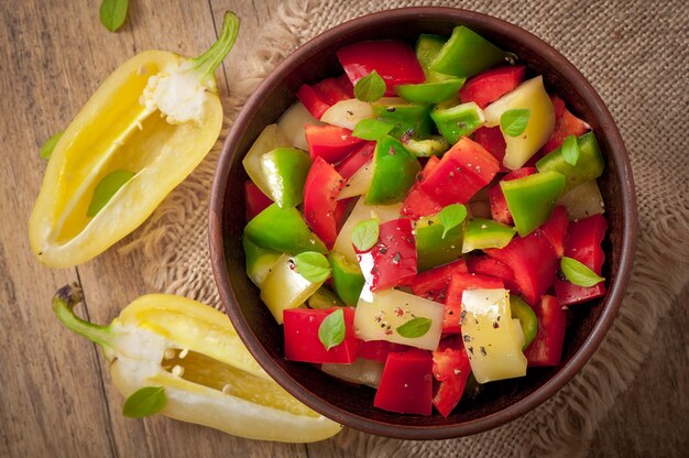 Insalata di peperoni colorati dolci con olio d'oliva