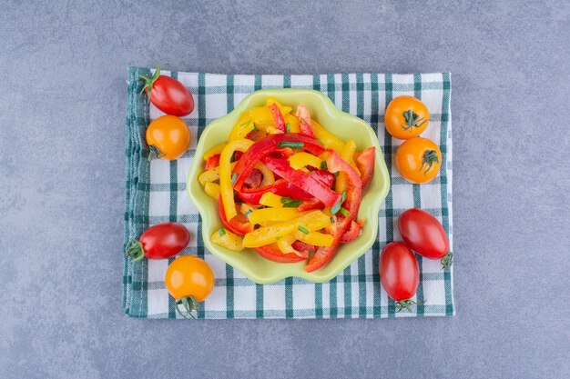 Insalata di peperoni colorati tritati con pomodorini