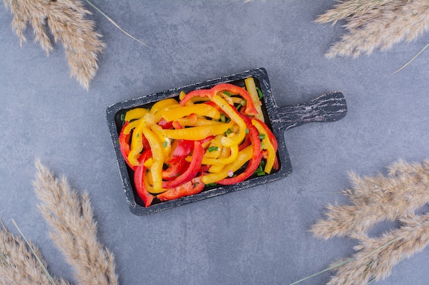 Insalata di peperoni colorati tritati su un piatto da portata