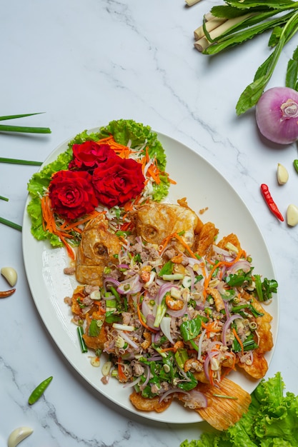 Insalata di pesce croccante di Tubtim, erba tailandese dell'alimento.