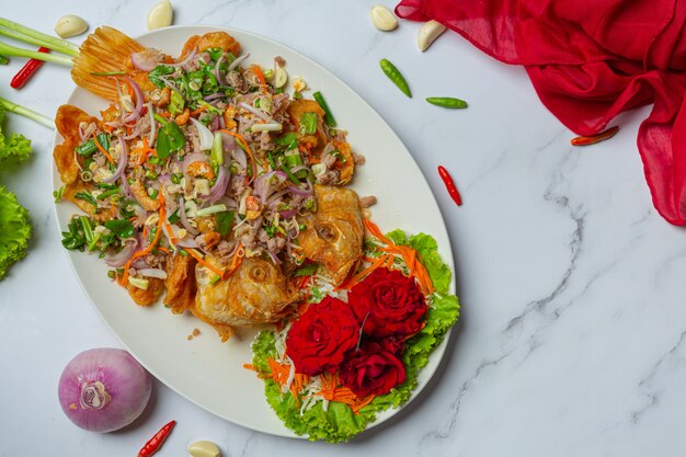 Insalata di pesce croccante di Tubtim, erba tailandese dell'alimento.