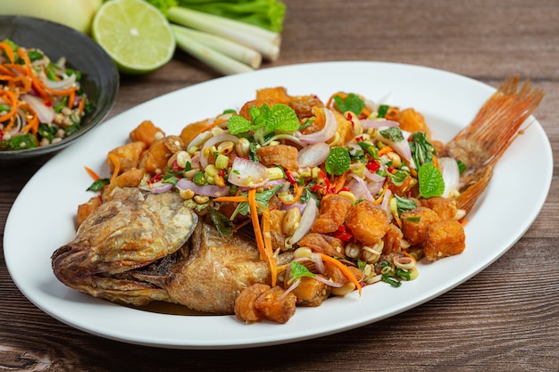 Insalata di pesce piccante Tubtim fritto, piccante, cibo tailandese.