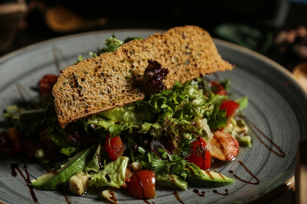 Insalata di pollo alla griglia lattuga avocado verdi pomodoro