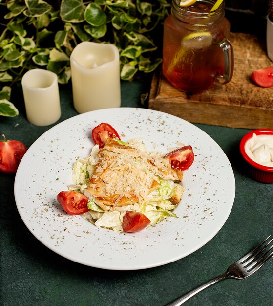 Insalata di pollo caesar con parmigiano tritato, lattuga e pomodori