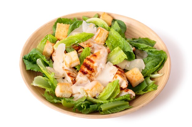 Insalata di pollo caesar su sfondo bianco