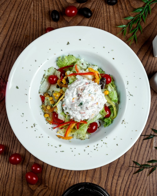 Insalata di pollo caesar sul tavolo