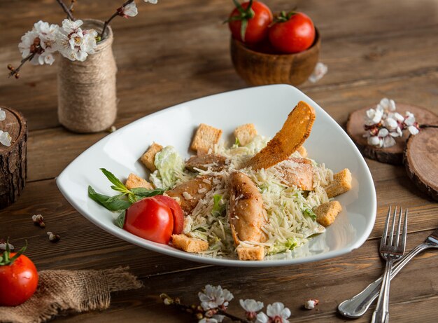 insalata di pollo ceasar sul tavolo