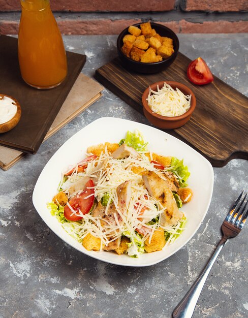 Insalata di pollo. Chicken Caesar Salad. Caesar Salad con pollo alla griglia sul piatto. Petti di pollo alla griglia e insalata fresca nel piatto