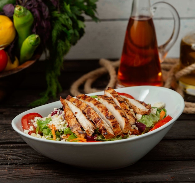 Insalata di pollo con verdure e ricotta sul tavolo