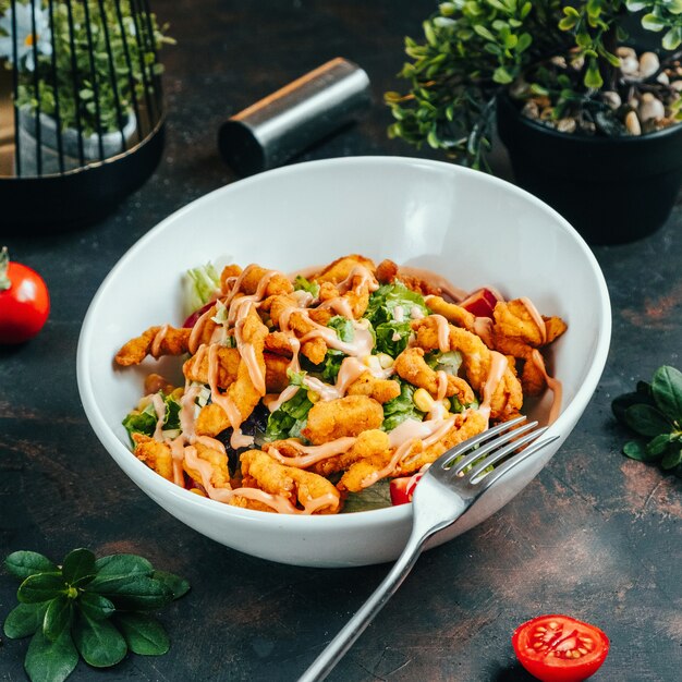 Insalata di pollo con verdure in salsa