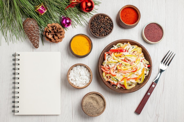 Insalata di pollo fresca vista dall'alto con condimenti su insalata fresca di carne di pasto maturo snack da scrivania bianco