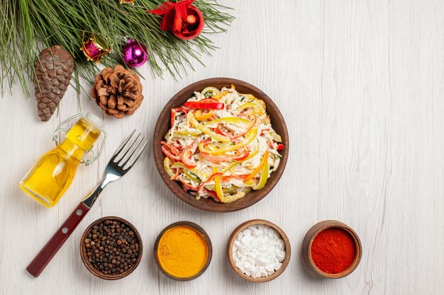 Insalata di pollo fresca vista dall'alto con condimenti sul pasto di insalata fresca di carne spuntino da scrivania bianca