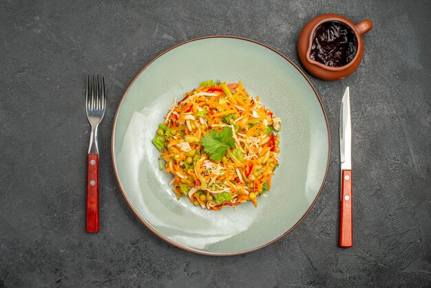 Insalata di pollo vegetale vista dall'alto all'interno del piatto su insalata di alimenti salutari dieta grigia